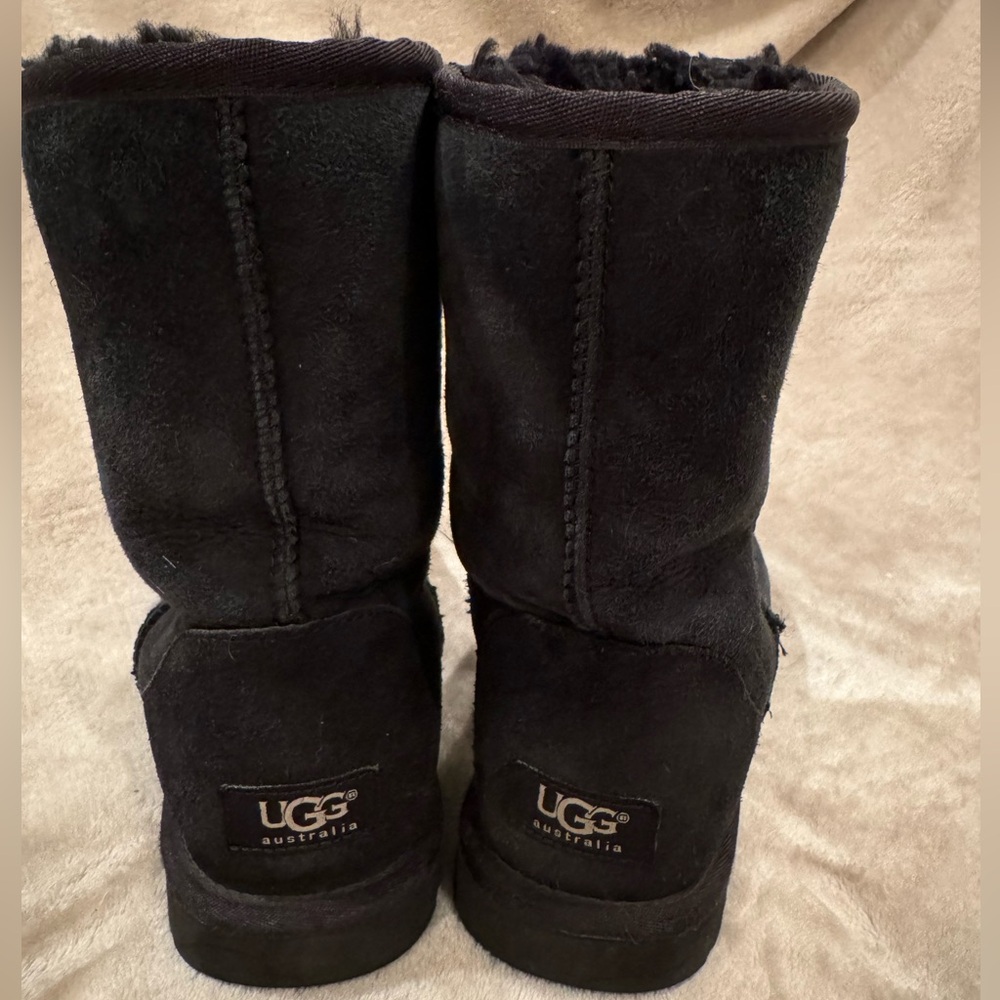 UGG Women’s Classic Short Boot, size 8